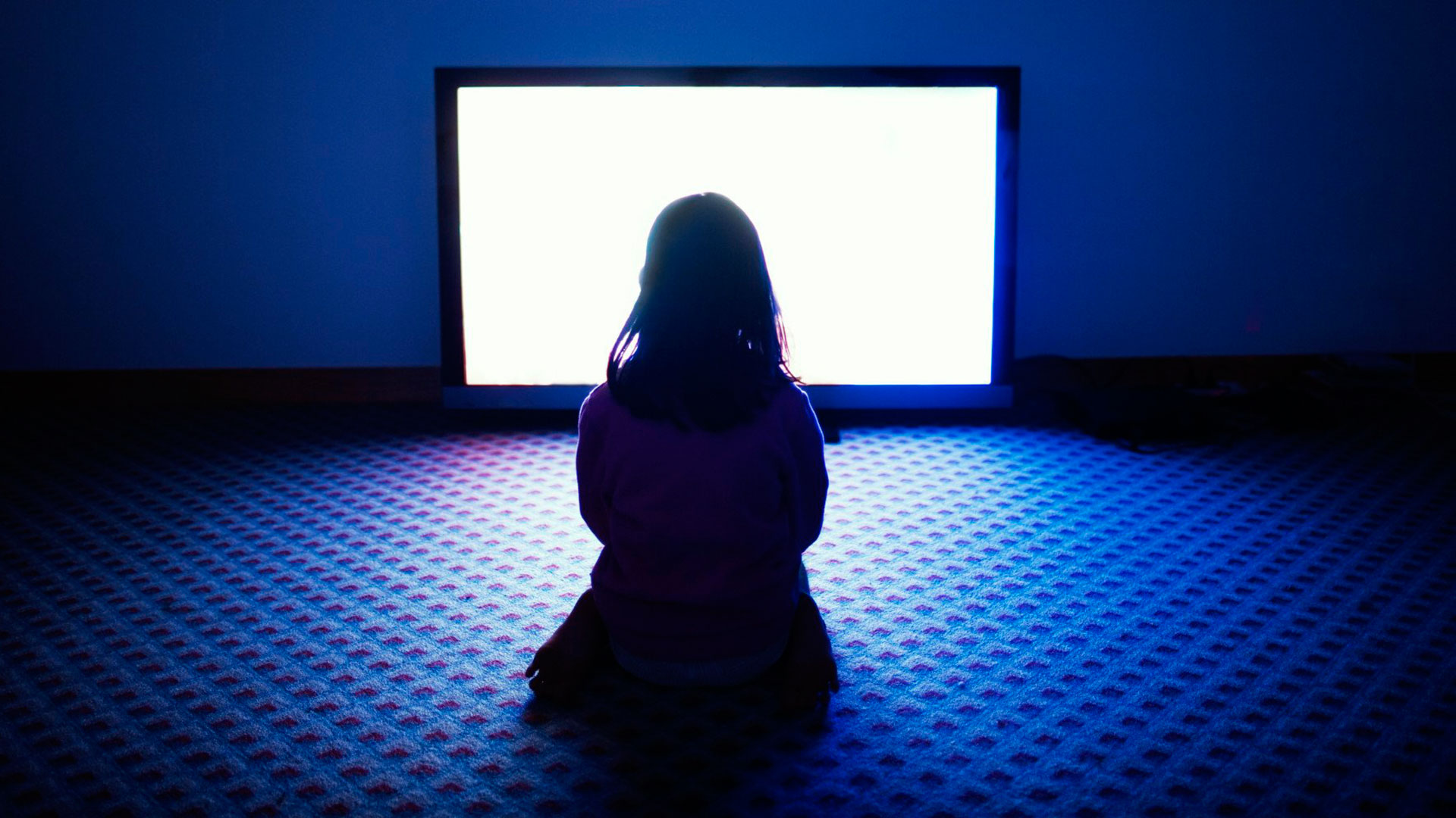 Просмотр на компьютере телевизор. Телевизор в темноте. Человек телевизор. Человек сидит в темноте. Человек перед экраном.